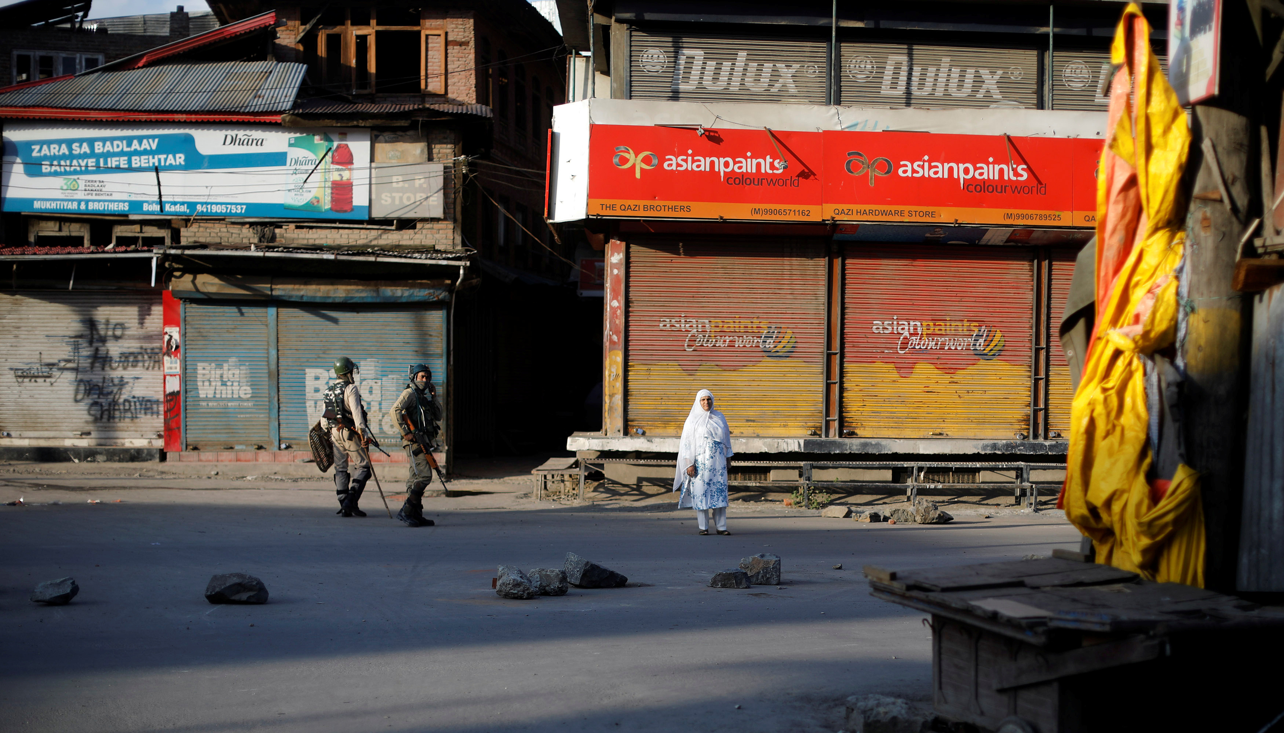 Personenkontrolle einer Frau in Kaschmir.