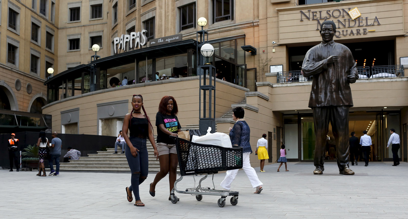 Shopper schieben Einkaufswagen in einem gehobenen Einkaufszentrum in Sandton, Johannesburg