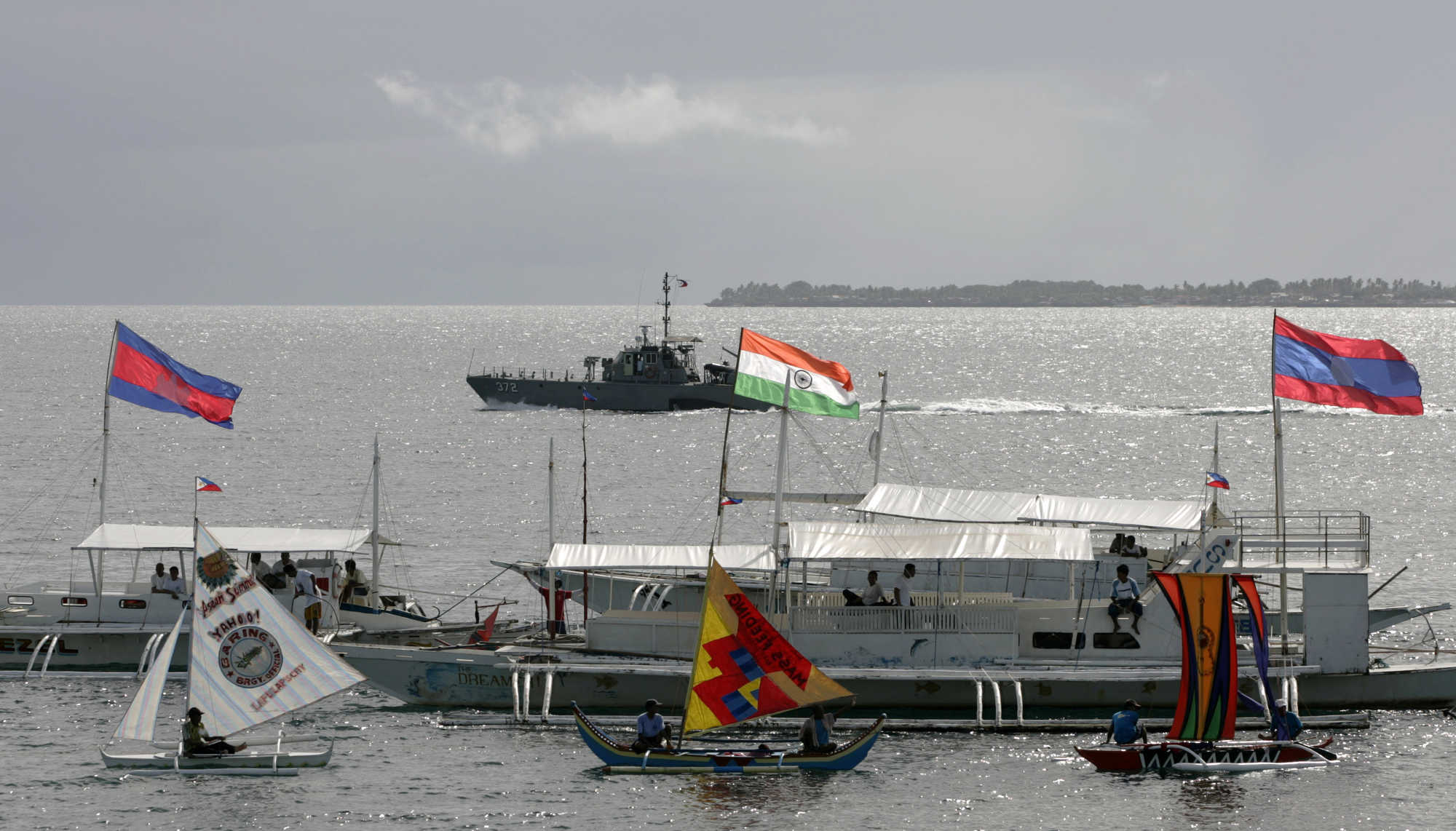 Ein philippinisches Militärboot patrouilliert vor anderen Booten