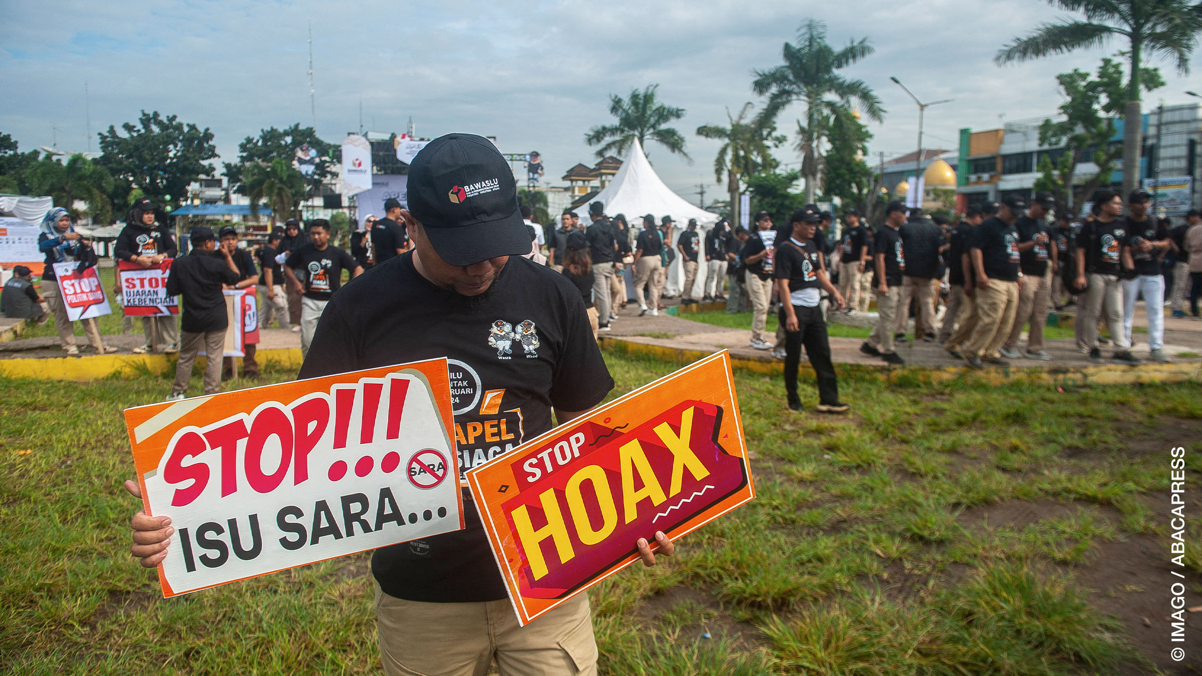 Indonesia Members holding the sign alert of six points of the General Election Supervisory Agency agreement while opening the monitoring alert and declaration of the peaceful campaign for the 2024 general election, Medan, November 29, 2023