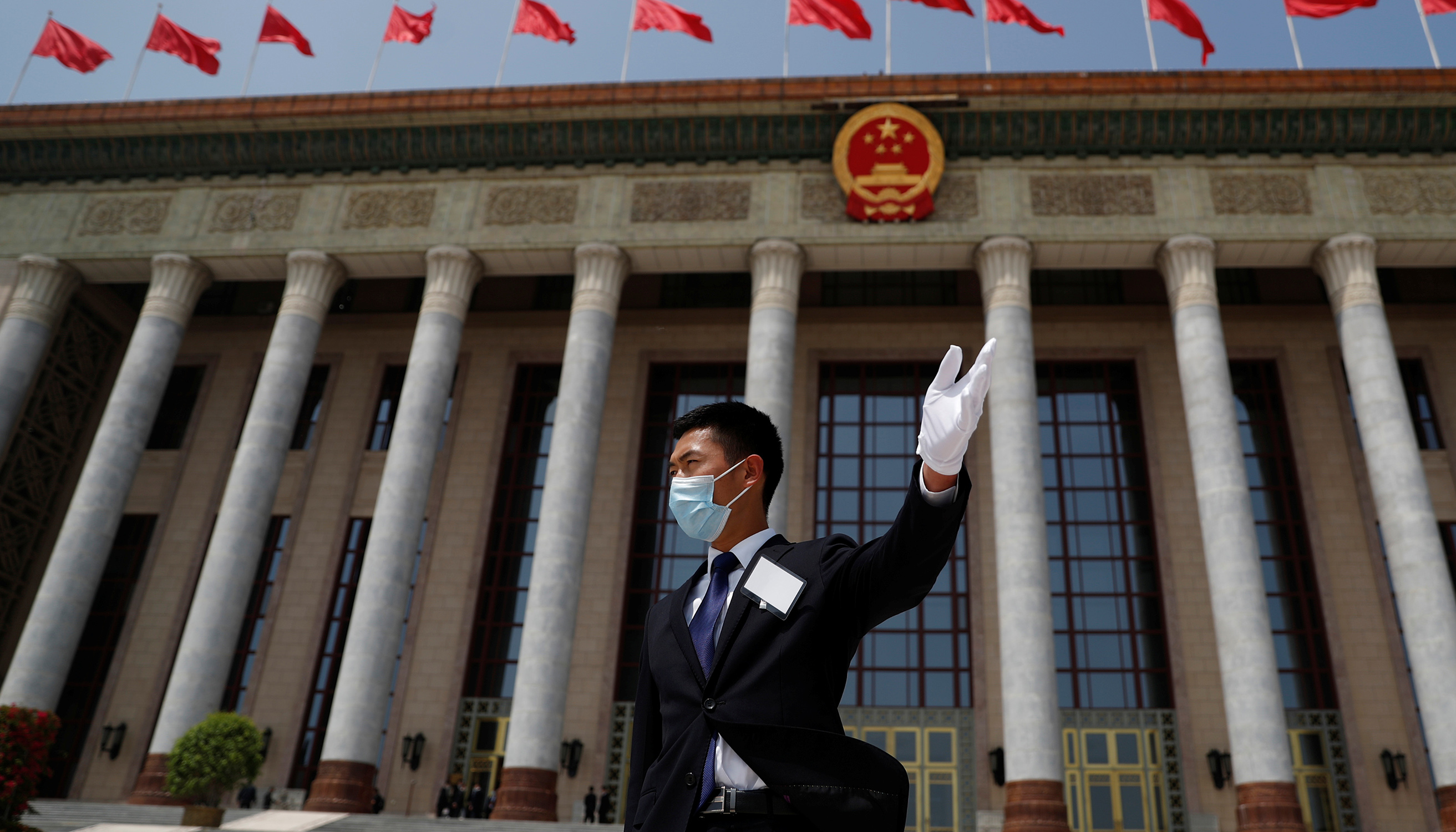Sicherheitsbeamter mit Mund-Nasenschutz vor der Großen Halle des Volkes in Beijing