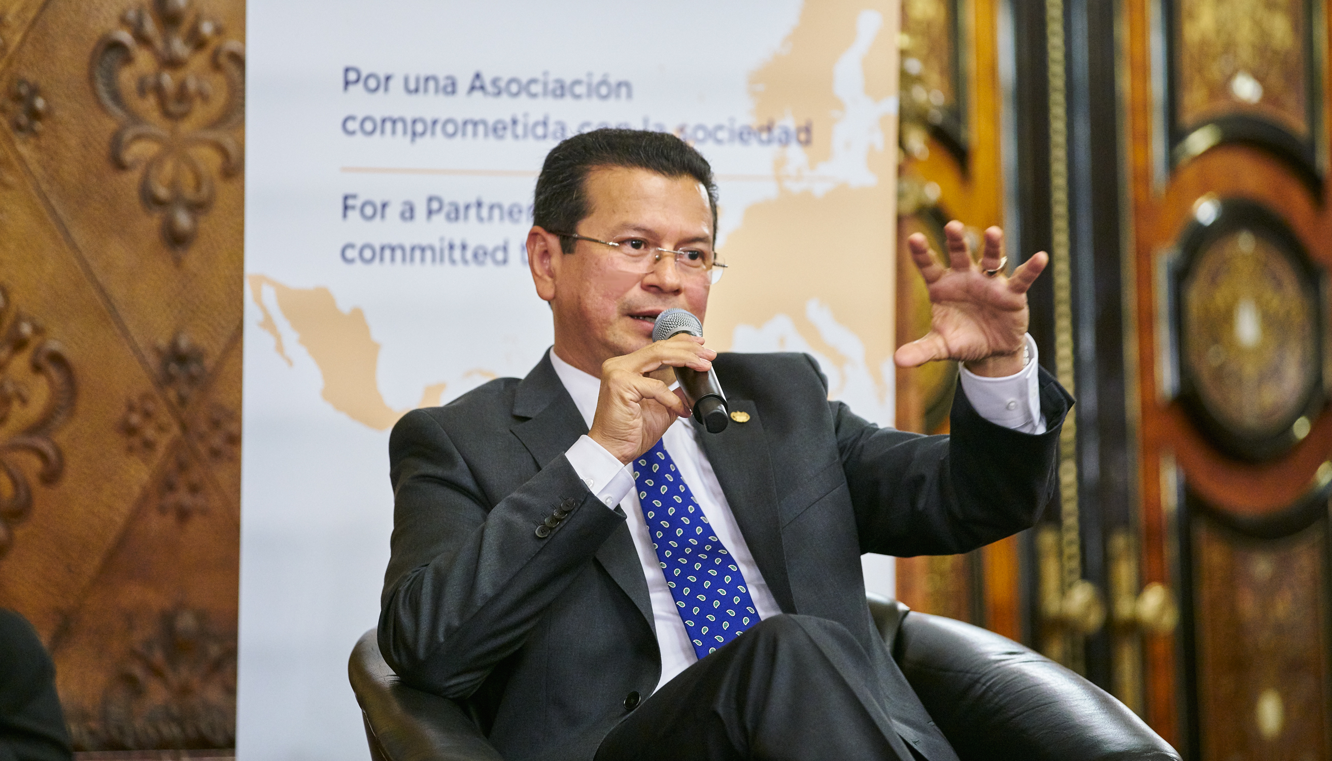 Foto von Minister Hugo Martínez 