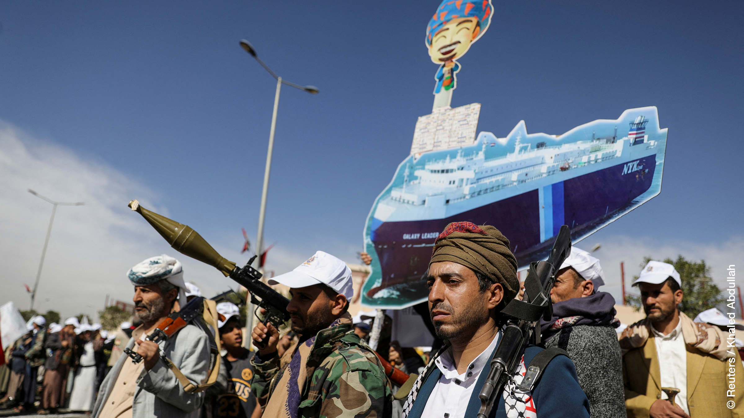 Houthi-Anhänger halten ein Banner, auf dem das von den Houthis gekaperte Frachtschiff Galaxy Leader abgebildet ist, während einer Parade im Rahmen einer Mobilisierungskampagne der "Volksarmee" in Sanaa, Jemen, am 7.2.2024. REUTERS/Khaled Abdullah