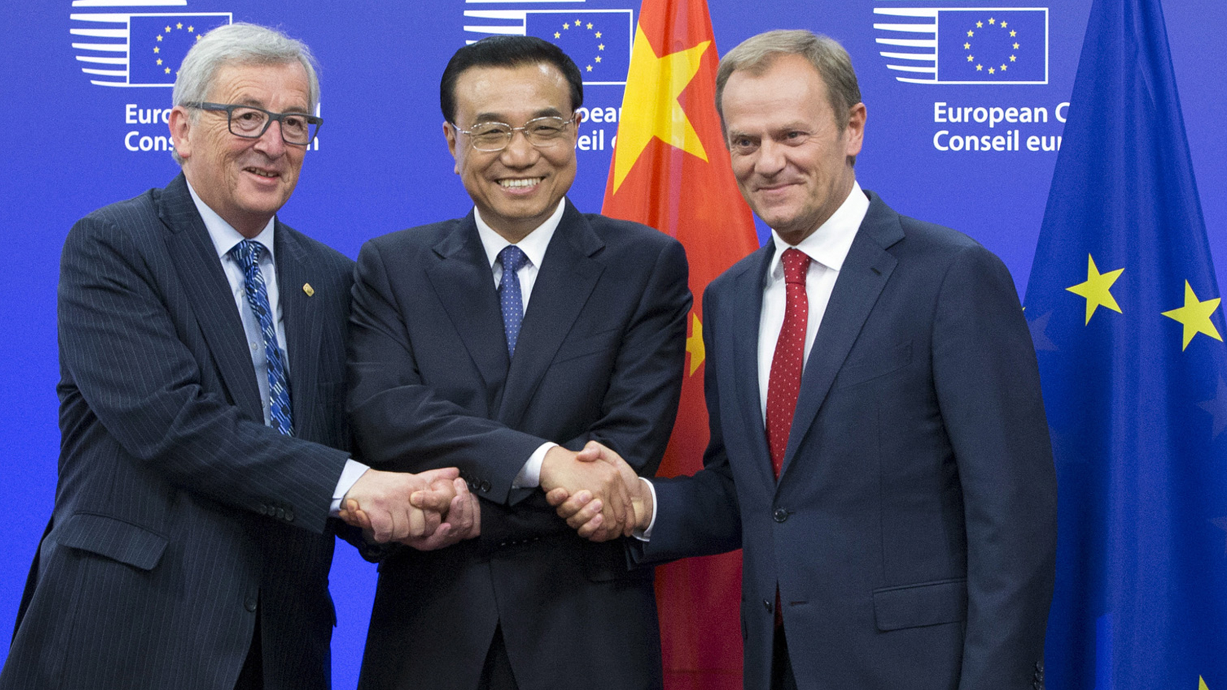 EU-Kommissionspräsident Jean-Claude Juncker (l.), Chinas Premier Li Keqiang (m.) und EU-Ratspräsident Donald Tusk (r.) auf dem EU-China Gipfel in Brüssel