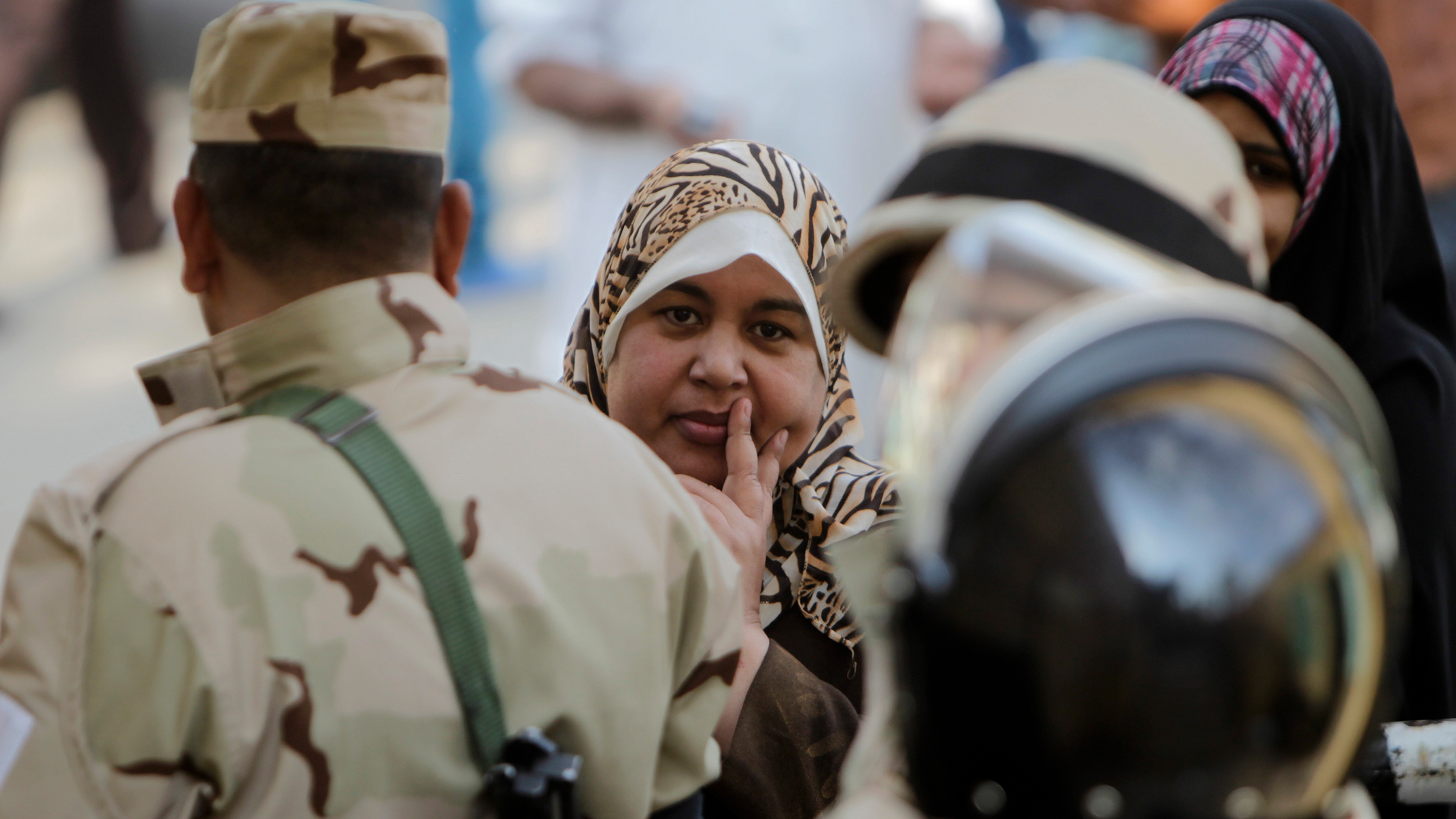 Soldiers guards women in Cairo